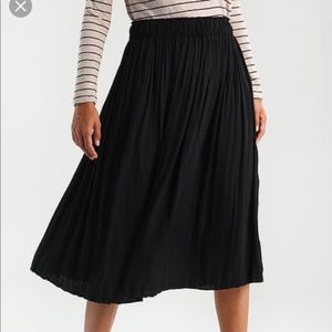 GAP Black Satin Pleated Midi Skirt, Small